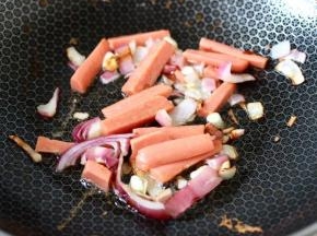 5.锅中倒入橄榄油烧热，先炒香洋葱碎
