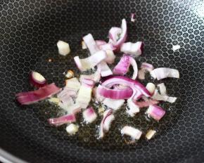 4.火腿肠和黄瓜切成条状，洋葱切碎