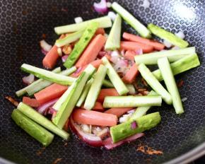 6.在放入火腿肠，大火快速翻炒片刻