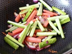 6.在放入火腿肠，大火快速翻炒片刻