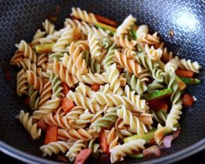 9.所有的食材都加入后，大火翻炒均匀