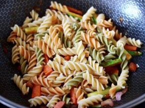 9.所有的食材都加入后，大火翻炒均匀