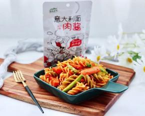 11.大火快速翻炒均匀，在炒至黄瓜断生变色，关火即可    香味浓郁又简单快手    关键是超好吃，我家不爱吃面的宝贝，也要抢着吃    成品图