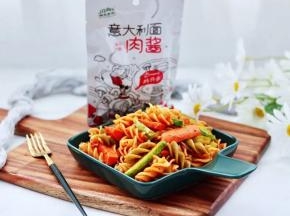 11.大火快速翻炒均匀，在炒至黄瓜断生变色，关火即可    香味浓郁又简单快手    关键是超好吃，我家不爱吃面的宝贝，也要抢着吃    成品图