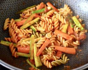 10.加入煮熟的彩色意面