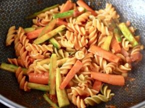 10.加入煮熟的彩色意面