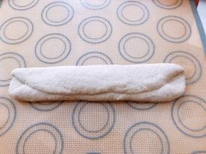 上下往中间对折后压实