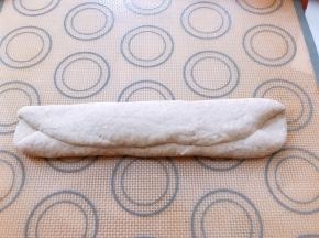 上下往中间对折后压实