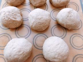 面团分成8份，分别排气滚圆