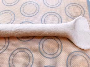 搓成长条后一端擀开