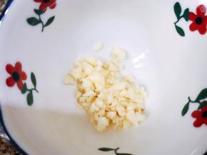 碗里加入蒜泥和白糖