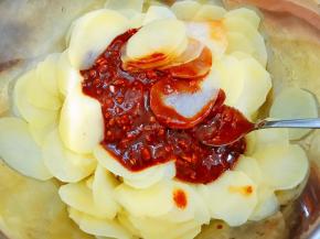 把调好的料汁倒入沥干水的土豆片里拌匀即可