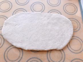 取一份面团擀成椭圆形