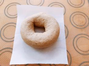 首尾相连后包好捏紧，做好的生坯摆在油纸上