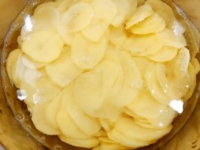 土豆切成薄片，洗去淀粉