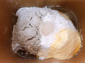 面包机里放入所有主料，启动揉面30分钟