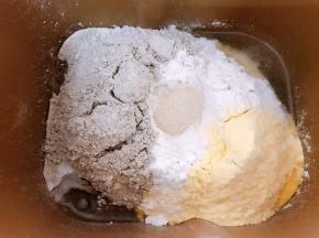 面包机里放入所有主料，启动揉面30分钟
