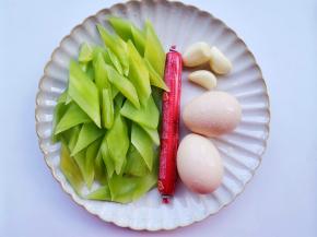 准备好所有食材，莴笋去皮切菱形。