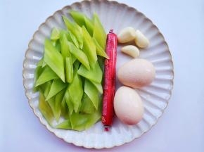 准备好所有食材，莴笋去皮切菱形。