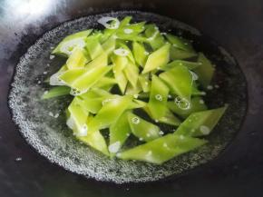 莴笋焯水一分钟捞出过凉。
