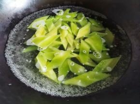莴笋焯水一分钟捞出过凉。
