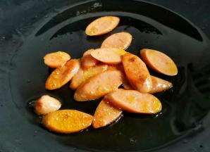 火腿煎至变硬，