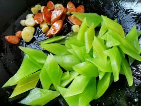 利用余油爆香蒜片，加入莴笋翻炒一分钟，