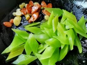 利用余油爆香蒜片，加入莴笋翻炒一分钟，