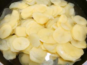 锅里烧水，水开后放入土豆片焯至变色断生，不要煮太久就不脆了