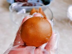 收口朝下，揉圆。