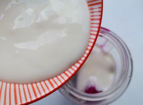 加入酸奶打成泥。