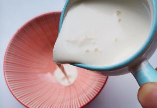 奶油放入碗中。