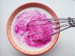 倒入火龙果泥，搅拌均匀。