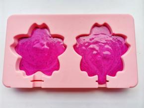 放入模具中震几下排出气泡。