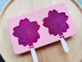 把模具放入冰箱冷冻5小时以上脱模即可开吃！