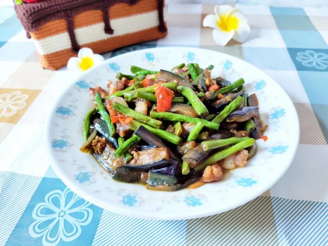 家常豆角炒茄子