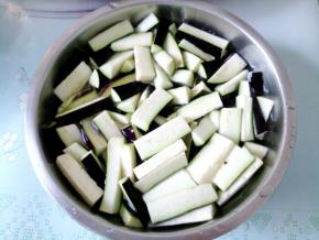 我家买的茄子是细的那种，所以用了3条。茄子切成一寸来长的条，在盐水中泡几分钟，然后炒菜前滤干水。