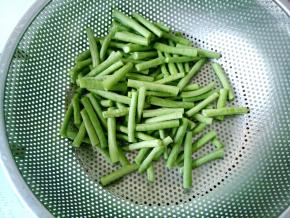 豆角洗干净，切成寸段，晾干水。