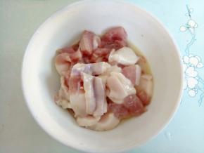 五花肉切条，用一点料酒和小半勺盐腌制一会。加点肉炒，更香。