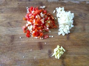 姜、蒜和辣椒切碎。