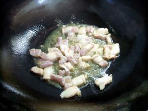 锅烧热，倒入适量食用油，倒入五花肉炸一会，炸到微焦。