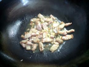 然后下姜蒜爆香。