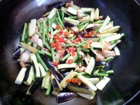 下辣椒，再翻炒几下。