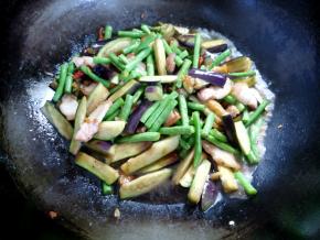 加入1小勺盐，2汤匙生抽，如果有点干，可以加一点点水。翻炒拌匀，盖上焖煮三四分钟，确保各种食材熟透，然后开盖收下汤就好了。