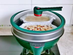 盖上盖子大火烧开，转中火蒸30分钟，做了两份，另一份是红枣味的呦。