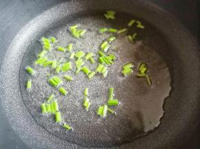 起锅热油，爆香葱姜蒜，