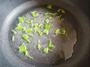 起锅热油，爆香葱姜蒜，