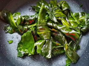 放入海带翻炒2分钟，