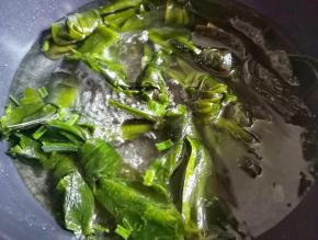 倒入1碗水煮开。