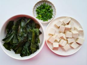 准备好所有食材。海带结洗净，豆腐切小块，葱切葱花。